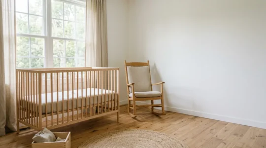 Chambre de bébé sécurisée avec lit aux normes NF et environnement sain