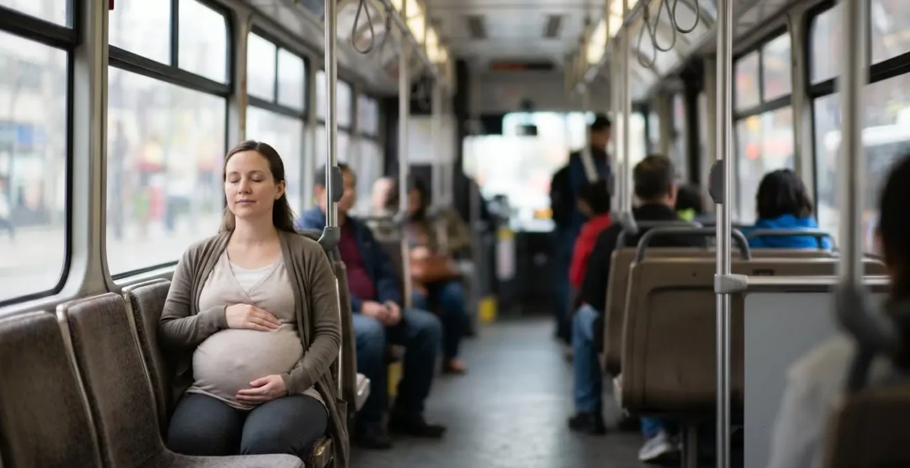Femme enceinte pratiquant discrètement la sophrologie dans les transports en commun
