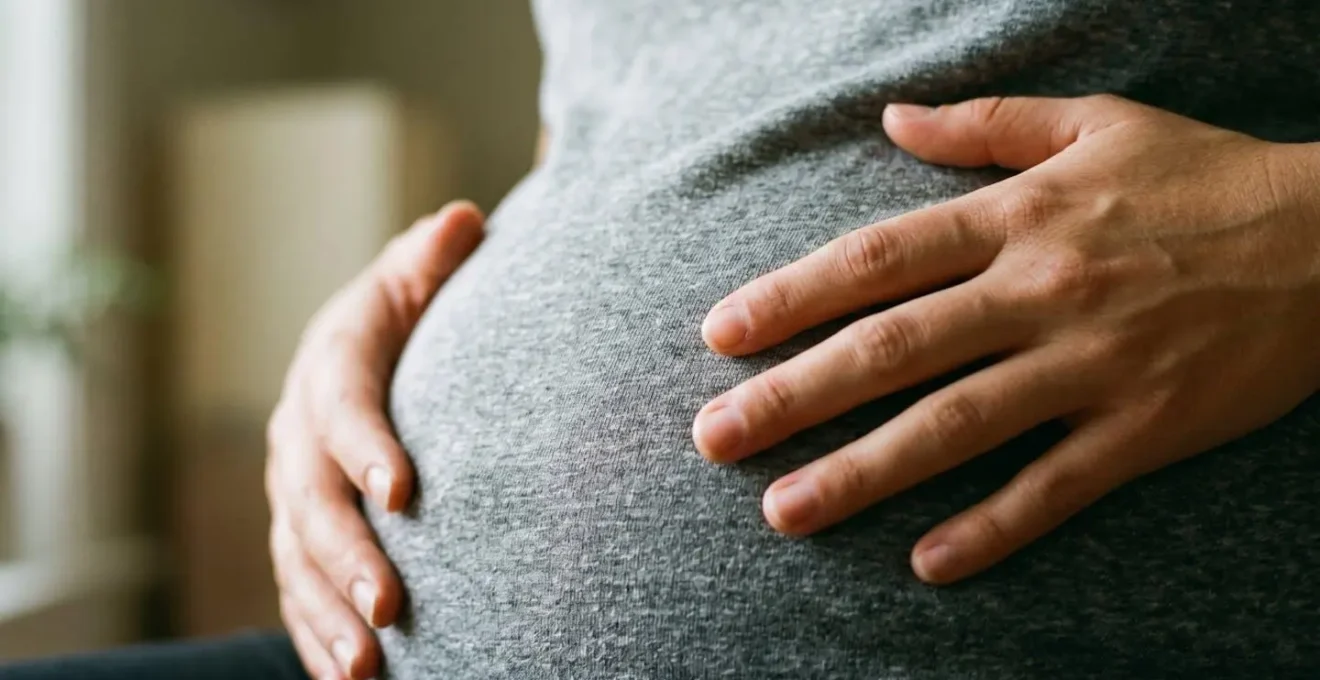 Femme pratiquant la respiration abdominale pendant une contraction