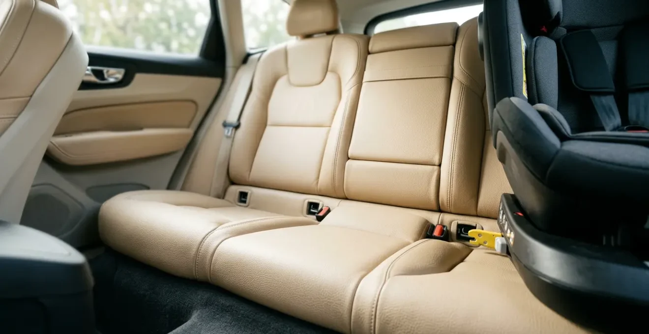 Installation d'un siège auto i-Size avec système Isofix dans une voiture moderne