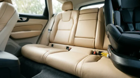 Installation d'un siège auto i-Size avec système Isofix dans une voiture moderne