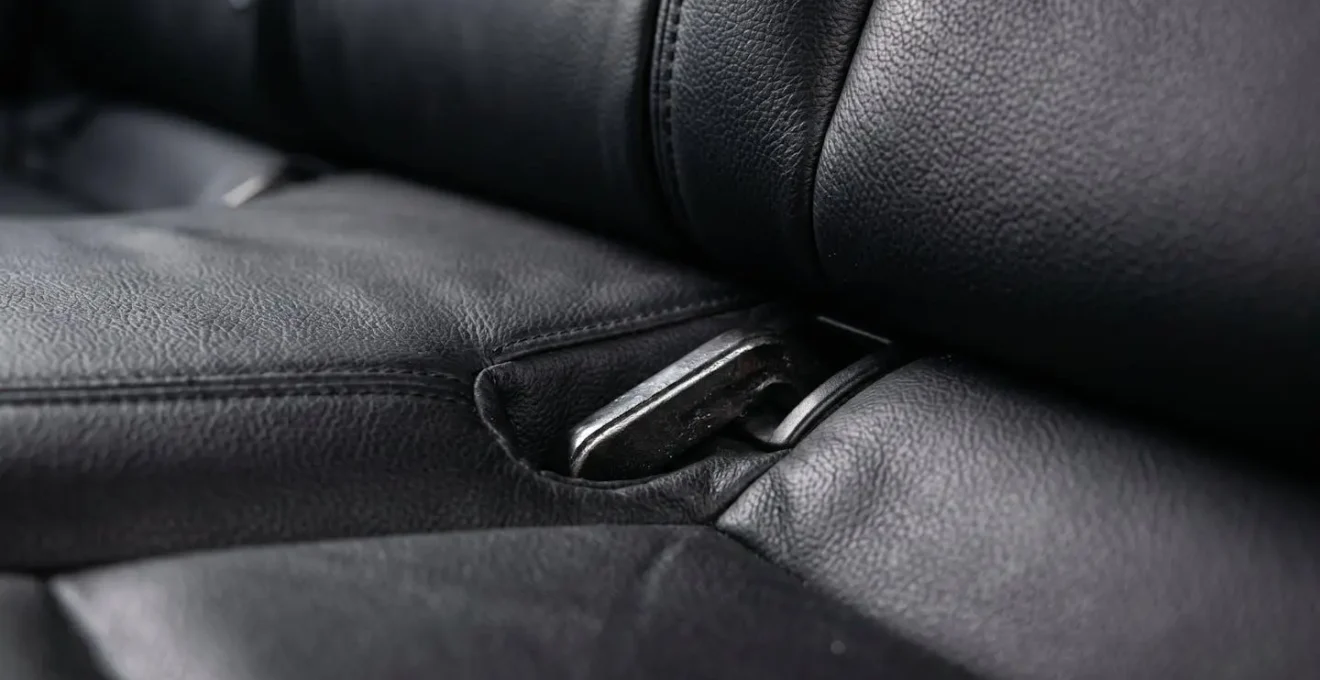 Gros plan sur les ancrages Isofix entre l'assise et le dossier d'une banquette automobile