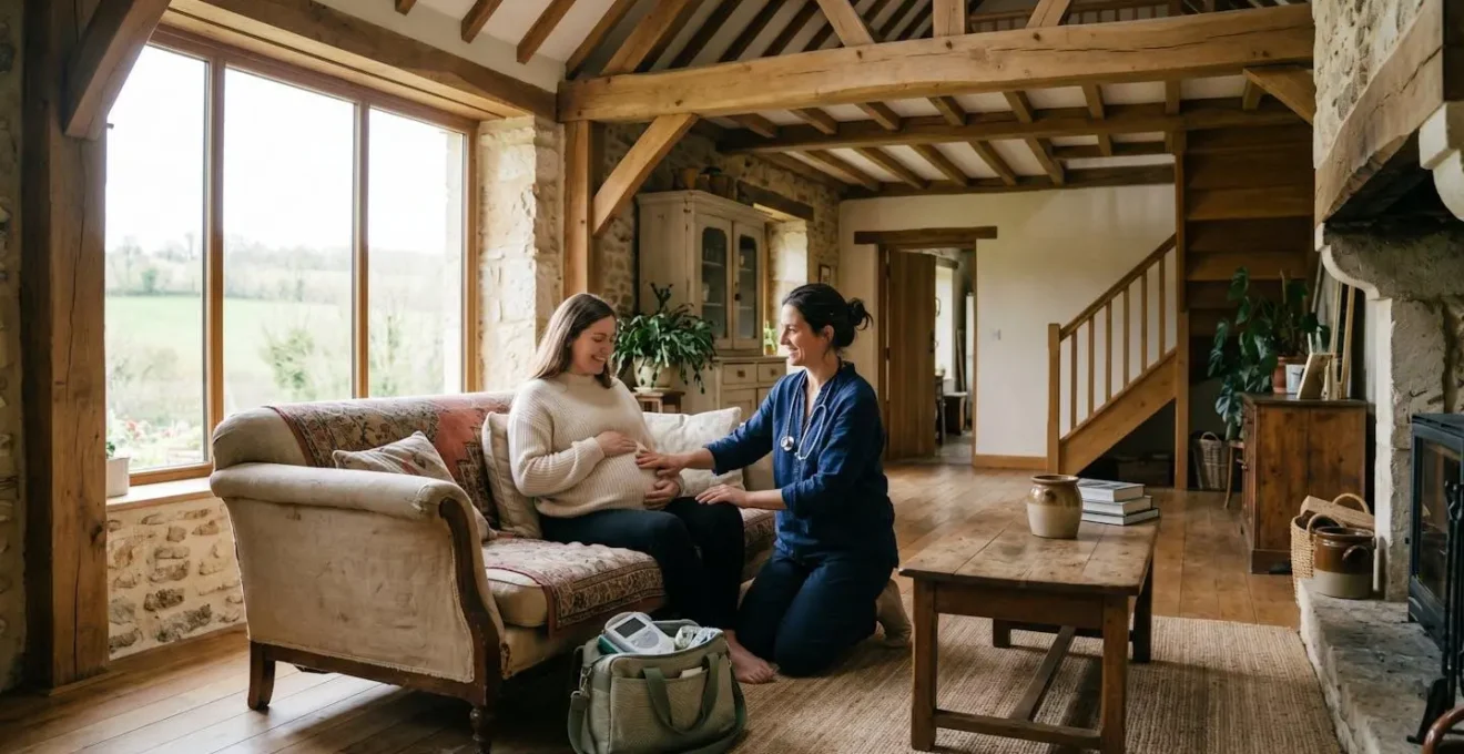 Sage-femme en consultation à domicile dans une maison de campagne française