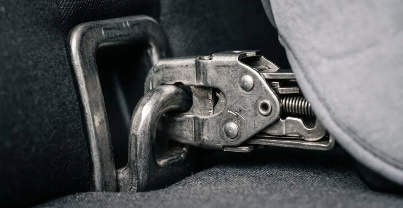 Système de fixation Isofix avec points d'ancrage dans un véhicule