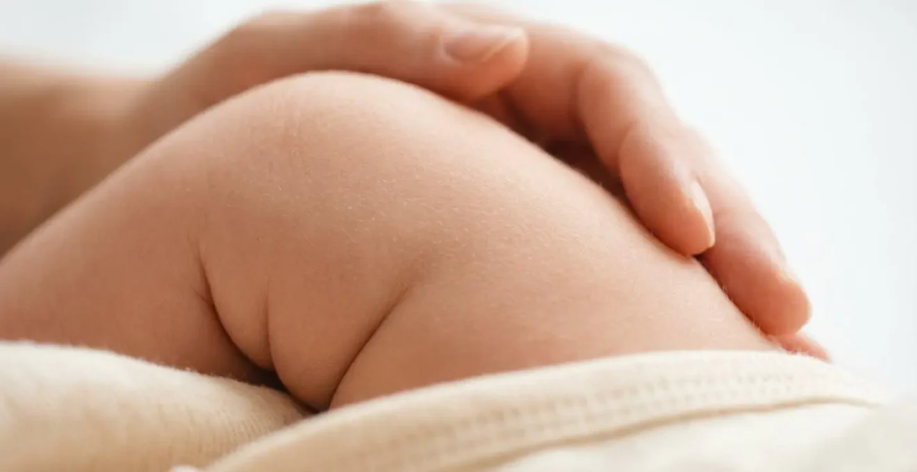 Gros plan sur la cuisse d'un bébé avec indication visuelle de la zone d'application du patch