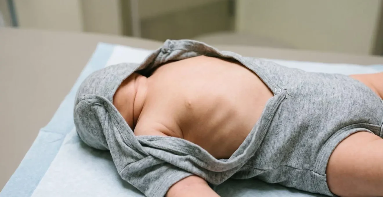 Vue rapprochée du torse d'un bébé montrant les zones de tirage respiratoire